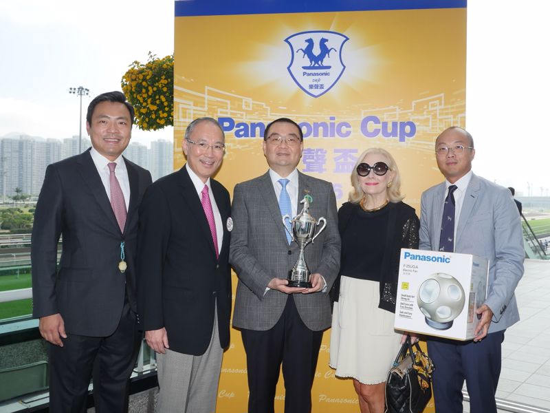 (2rd from left) Mr Kuninori Matsuda, Consul-General of Japan in Hong Kong presented a Trophy and a Panasonic Ball Fan to winning owner of non-trophy race.